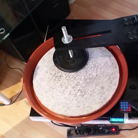 Selbstgebaute Spiegelschleifmaschine mit Schleifteller und Elektronik