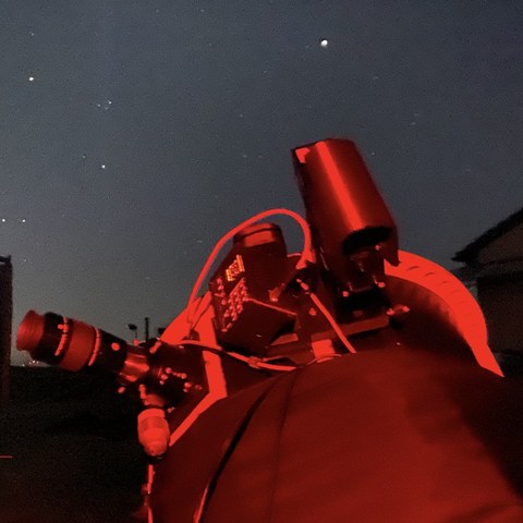 Teleskop mit PiFinder bei Nacht, rot beleuchtet